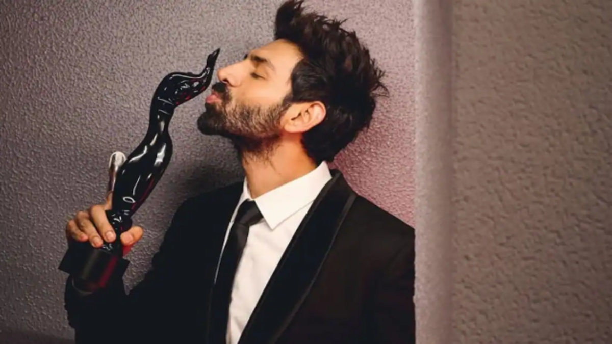 Kartik Aaryan Visits Lalbaugcha Raja With National Award After Big Win
